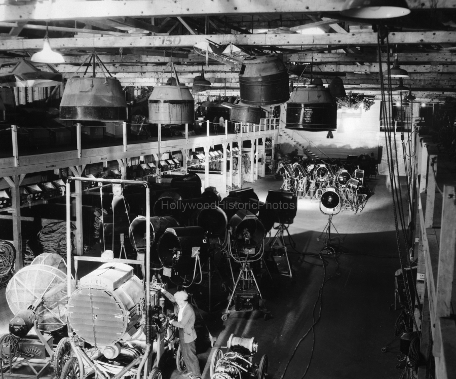 Paramount Pictures 1919.jpg